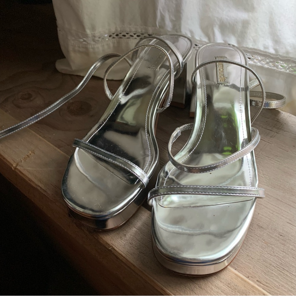 Larroude Gio Sandal size 8